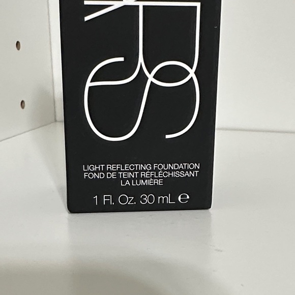 Light 2 Mont Blanc—NARS Light Reflecting Foundation - Picture 3 of 15